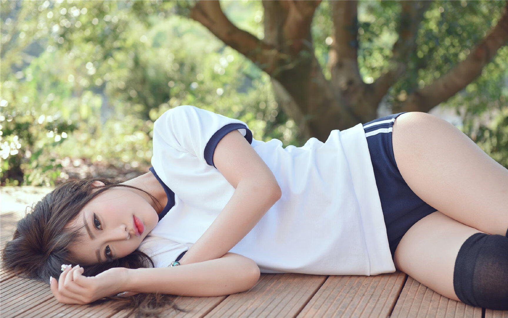 Milan Sports-球队整体站位紧凑对对方核心球员形成包夹限制其组织空间,足球整体防守战术名词解释