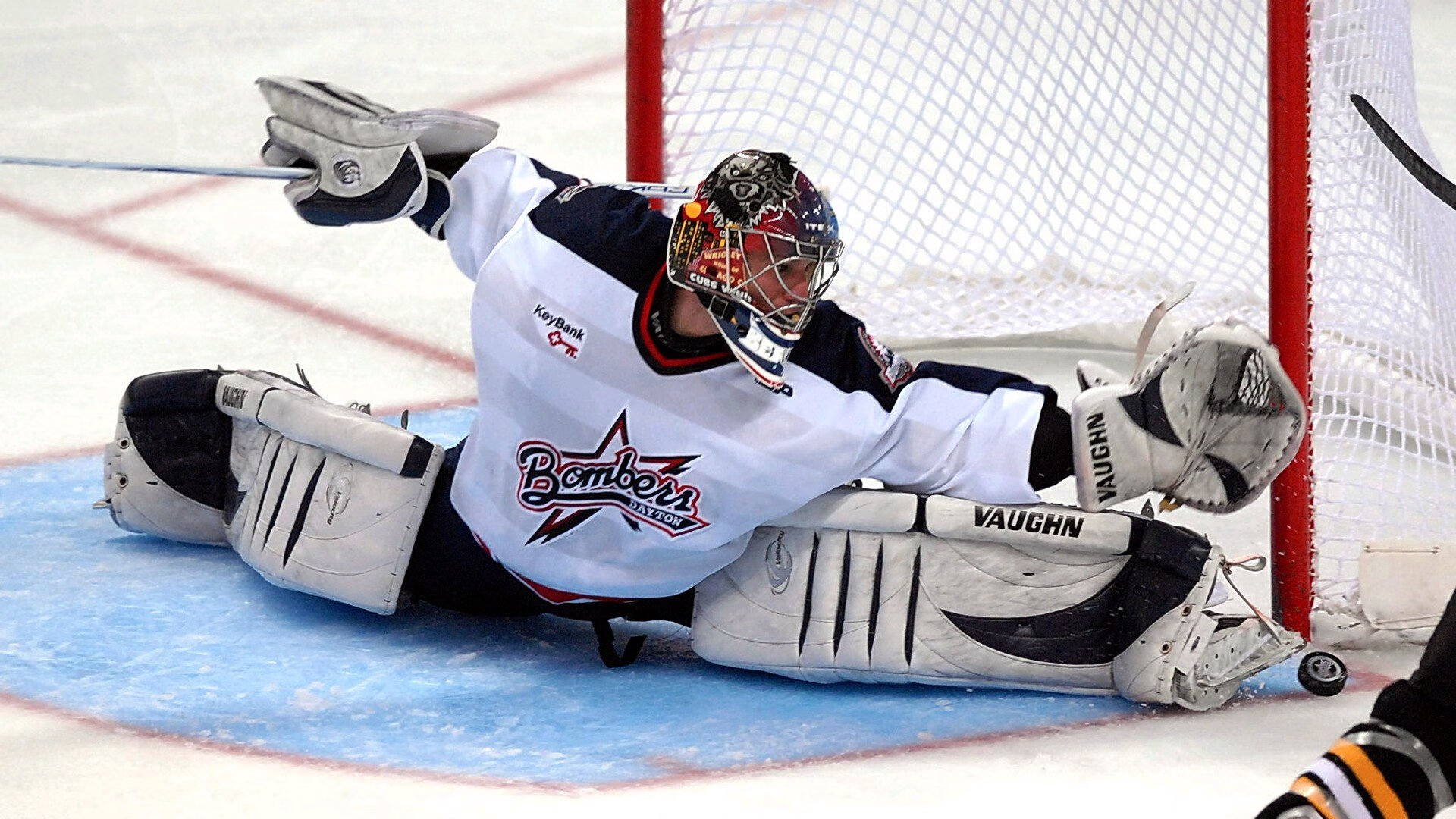 全国拔河公开赛 决赛现场“人墙对人墙”场面震撼